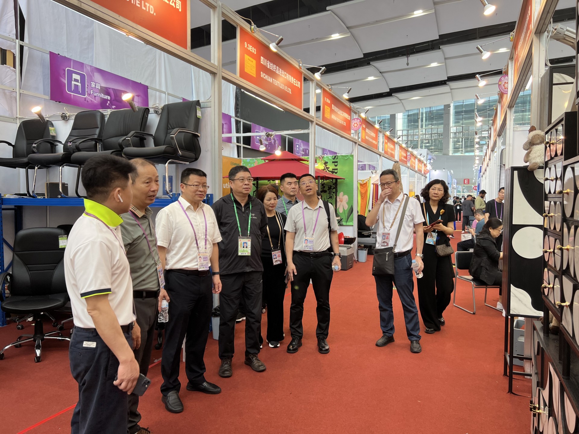 圖為集團(tuán)領(lǐng)導(dǎo)和外部董事在廣交會(huì)調(diào)研集團(tuán)展位2(1).jpg